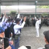 Gubernur Jawa Barat KDM saat menyapa peserta Penguatan Karakter dan Bela Negara di barak militer.