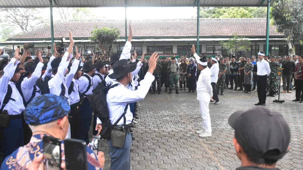 Tidak Hanya Anak Sekolah, KDM Rencanakan Guru dan Pegawai Malas Masuk Barak Gubernur Jawa Barat KDM saat menyapa peserta Penguatan Karakter dan Bela Negara di barak militer.