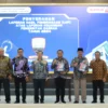 Bupati Sumedang H Dony Ahmad Munir saat menerima penghargaan di Auditorium Lantai 5, Kantor BPK Perwakilan Jawa Barat, Bandung, Jumat (23/5/2025).