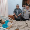 Wali Kota Bandung Muhammad Farhan bersama Kapolrestabes Bandung Kombes Pol Budi Sartono saat menjenguk anggota polisi yang terluka saat menjaga konvoi Persib. (dok.Humas Pemkot Bandung)