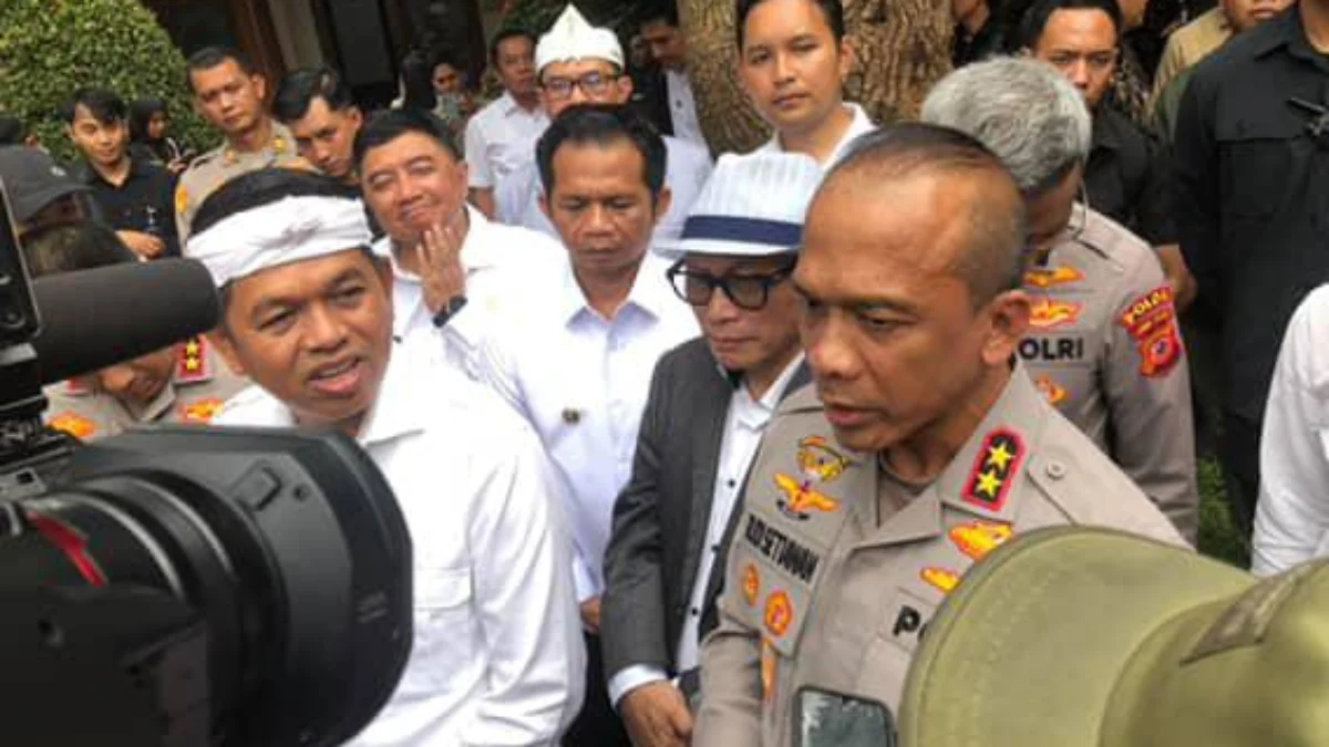 Dok. Kapolda Jabar Irjen Pol Rudi Setiawan (kanan) saat di Gedung Pakuan Kota Bandung. Jum'at (16/5).