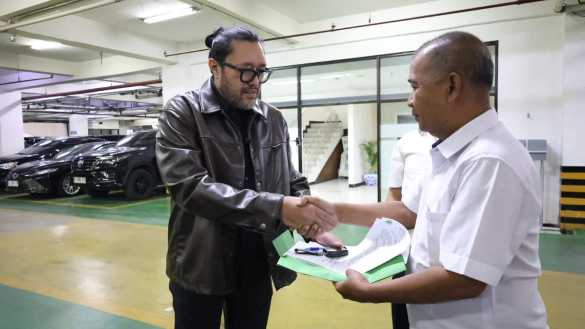 Pimpinan Dewan Kembalikan Mobil Dinas, Ono Surono: Daripada Nganggur! Wakil Ketua DPRD Jabar Ono Surono saat mengembalikan mobil dinas.