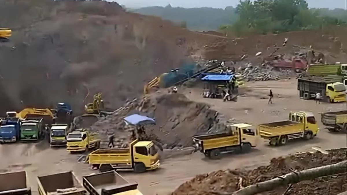 Aktivitas pertambangan galian C diduga ilegal yang dilakukan CV Inti Pasir di Desa Mulyasari, Kecamatan Cilaku, Kabupaten Cianjur. (Walhi Jawa Barat for Jabar Ekspres)