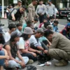 Petugas Satpol PP Kota Bogor saat melakukan pemeriksaan barang bawaan sejumlah pengamen yang terjaring razia. (Yudha Prananda / Jabar Ekspres)