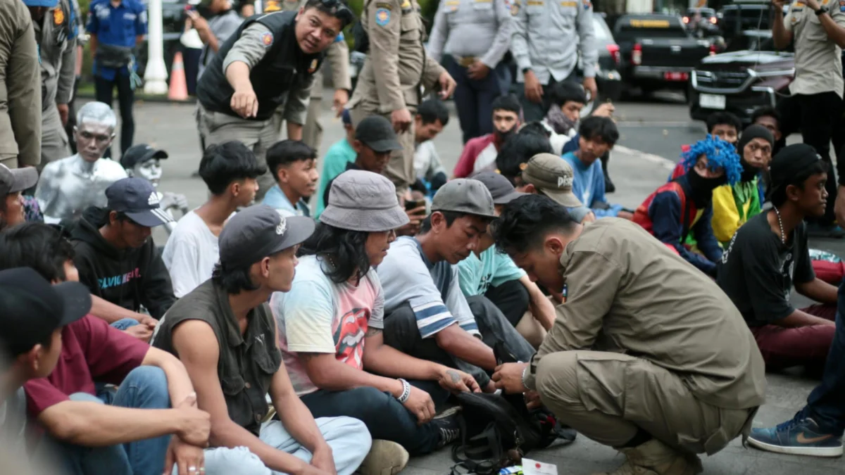Petugas Satpol PP Kota Bogor saat melakukan pemeriksaan barang bawaan sejumlah pengamen yang terjaring razia. (Yudha Prananda / Jabar Ekspres)