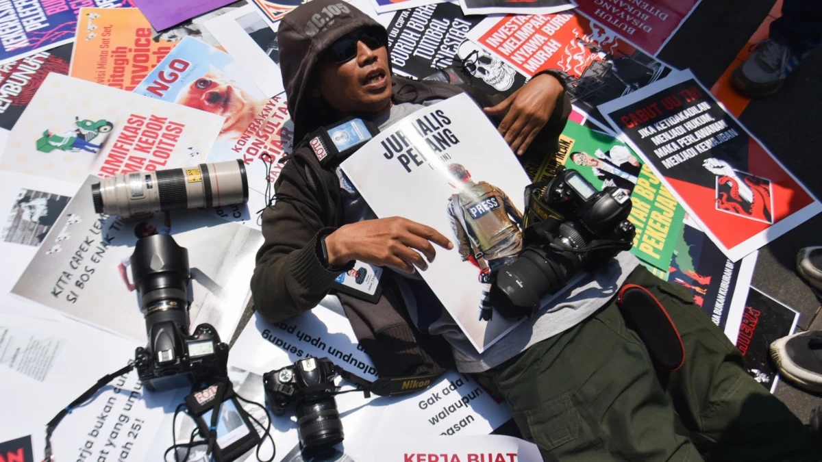 Sejumlah massa dari Aliansi Jurnalis Independen (AJI) Bandung, Jurnalis Tulis dan Jurnalis Foto melakukan aksi Hari Buruh Internasional di Taman Cikapayang Dago, Kota Bandung, Kamis (1/5). Foto: Dimas Rachmatsyah / Jabar Ekspres
