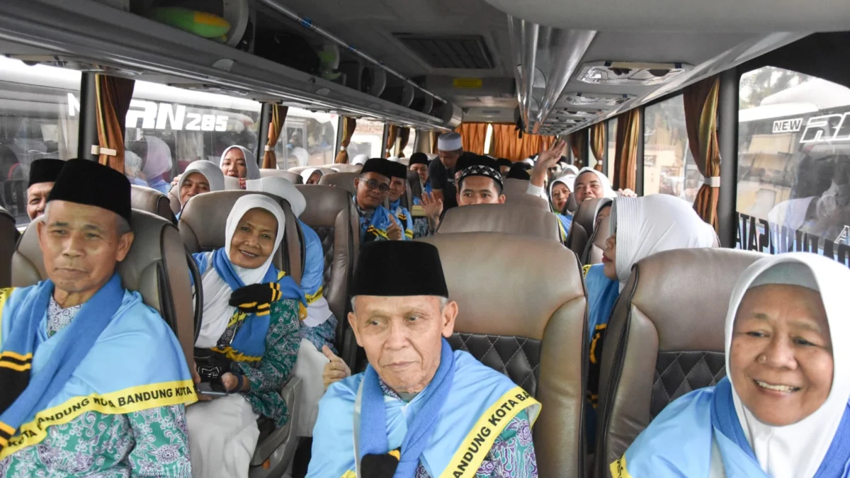 Ratusan Calon Jemaah Haji Jabar Tunda Keberangkatan, Ini Alasannya Ilustrasi: Pemberangkatan jemaah haji di Kota Bandung. Foto: Dimas Rachmatsyah / Jabar Ekspres