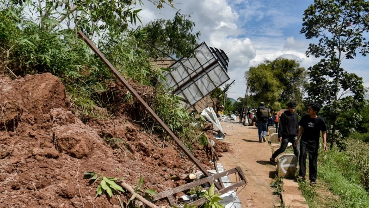 Warga melihat kondisi bangunan yang runtuh akibat longsor di Desa Kendan, Kecamatan Nagreg, Kabupaten Bandung, Senin (19/5). Foto: Dimas Rachmatsyah / Jabar Ekspres