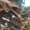 Petugas BPBD Bandung Barat saat mengevakuasi material longsor di Lembang. Jumat (16/5). Dok BPBD KBB