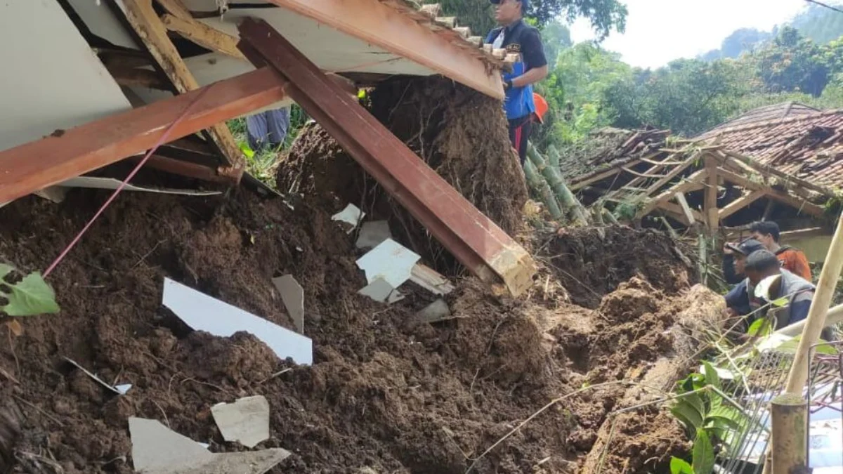 Petugas BPBD Bandung Barat saat mengevakuasi material longsor di Lembang. Jumat (16/5). Dok BPBD KBB