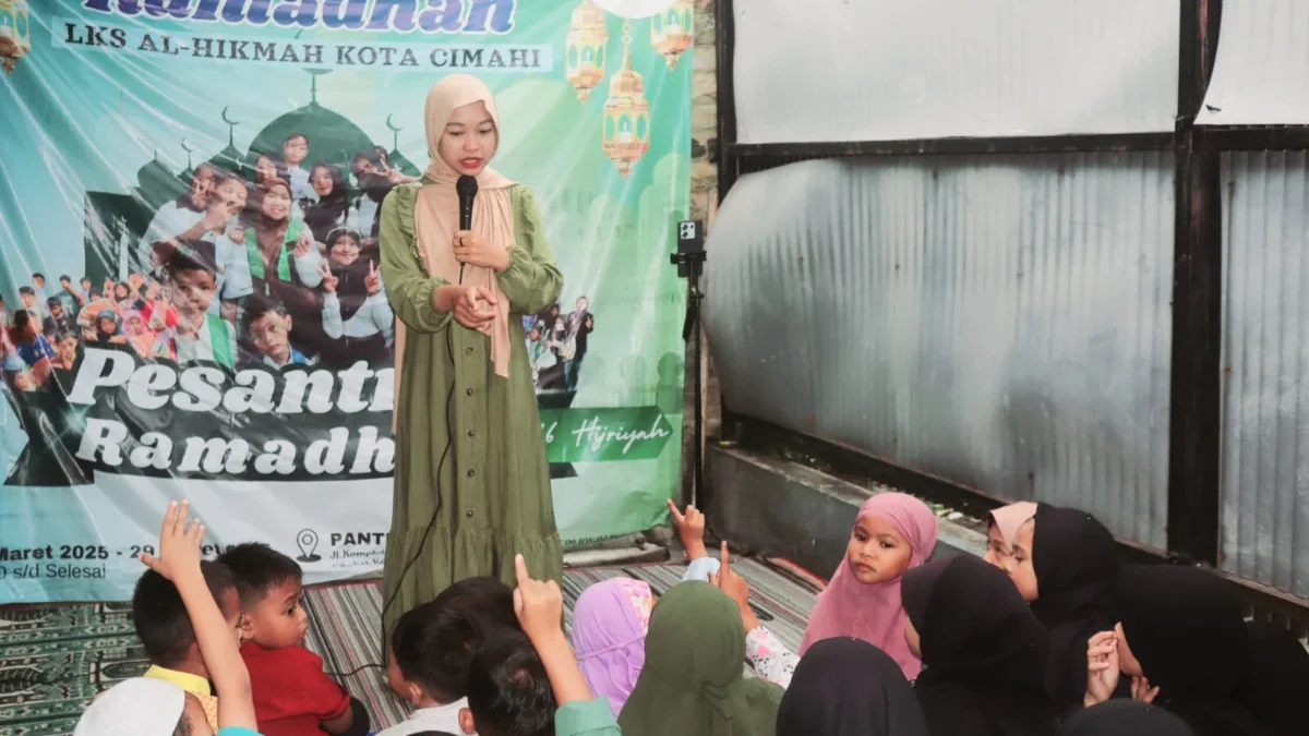 Ai Susanti (23) Relawan Lembaga Kesejahteraan Sosial (LKS) Al-Hikmah Cimahi saat Mengajar dalam Momen Pesantren Ramadhan (Istimewa)