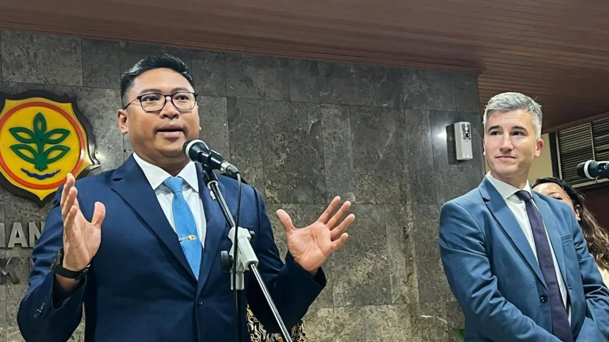 Jalin Kerja Sama Menguntungkan, Indonesia-Argentina Perkuat Ekspor Impor Wakil Menteri Pertanian RI Sudaryono (kiri) dalam jumpa pers seusai menerima kunjungan Wakil Menteri Pertanian Peternakan dan Perikanan Argentina Agustin Tejeda Rodriguez (kanan) di Jakarta, Rabu (14/5/2025). (foto/ANTARA)