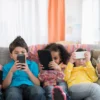 Ilustrasi anak-anak tengah bermain gadget. (Dok. Pixabay)