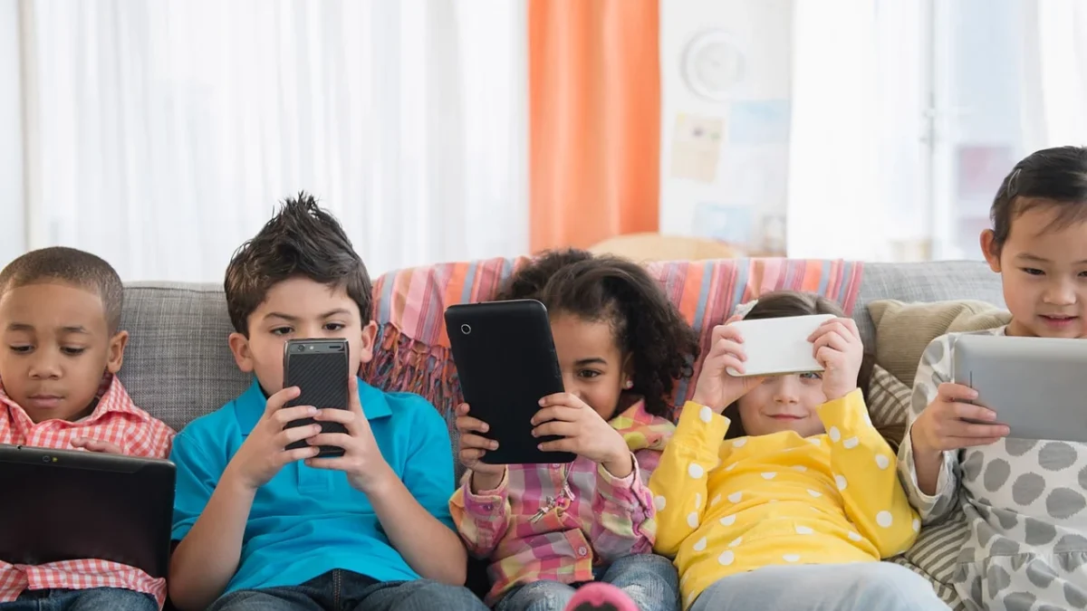 Ilustrasi anak-anak tengah bermain gadget. (Dok. Pixabay)