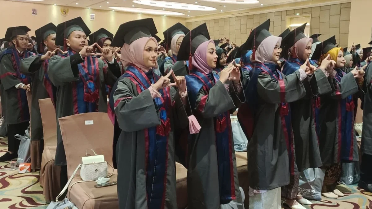 Prosesi wisuda ke-3 Digitech University di Harris Hotel dan Conventions Festival Citylink, Kota Bandung, Sabtu, 31 Mei 2025.