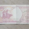 Uang kertas 100 rupiah bergambar perahu layar Pinisi