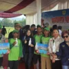 Petani padi Desa Sibanteng, Kecamatan Leuwisadeng Kabupaten Bogor menggelar Panen Raya Padi bertepatan dengan 100 hari Bupati dan Wakil Bupati Bogor Rudy Susmanto-Ade Ruhandi menjabat. Panen raya tersebut digelar, Kamis (8/5).