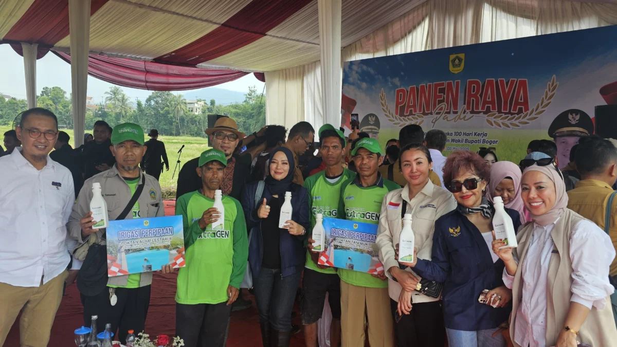 100 Hari Kerja Pemkab Bogor, Pupuk Organik Hayati Extragen Dongkrak Hasil Panen Raya Padi Petani padi Desa Sibanteng, Kecamatan Leuwisadeng Kabupaten Bogor menggelar Panen Raya Padi bertepatan dengan 100 hari Bupati dan Wakil Bupati Bogor Rudy Susmanto-Ade Ruhandi menjabat. Panen raya tersebut digelar, Kamis (8/5).