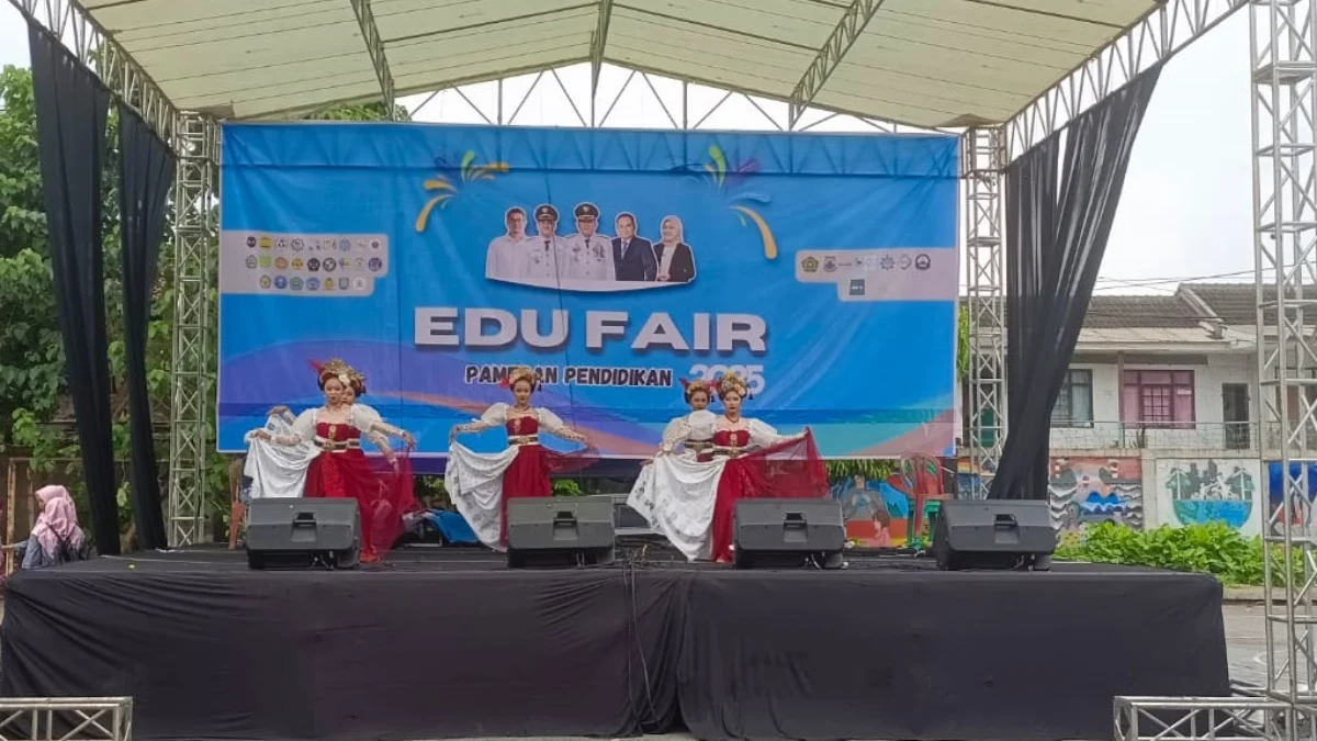 56 Sekolah se-Kota Cimahi Ramaikan Edu Fair 2025 Penampilan pentas seni siswa dalam ajang Edu Fair 2025 di SMKN 1 Cimahi, Sabtu, 17 Mei 2025.