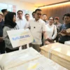 BPJS Ketenagakerjaan saat menyerahkan santunan Jaminan Kematian (JKM) sebesar Rp85 juta kepada ahli waris dari almarhum Musthakfirin, PMI yang meninggal dunia saat bekerja di atas kapal di Korea Selatan, 23 April 2025 lalu.