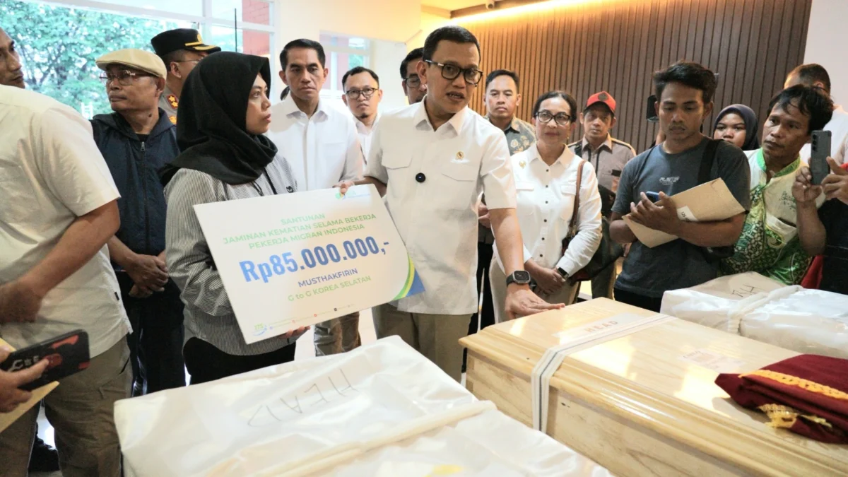 BPJS Ketenagakerjaan Serahkan Santunan Kematian kepada Keluarga PMI Musthakfirin BPJS Ketenagakerjaan saat menyerahkan santunan Jaminan Kematian (JKM) sebesar Rp85 juta kepada ahli waris dari almarhum Musthakfirin, PMI yang meninggal dunia saat bekerja di atas kapal di Korea Selatan, 23 April 2025 lalu.