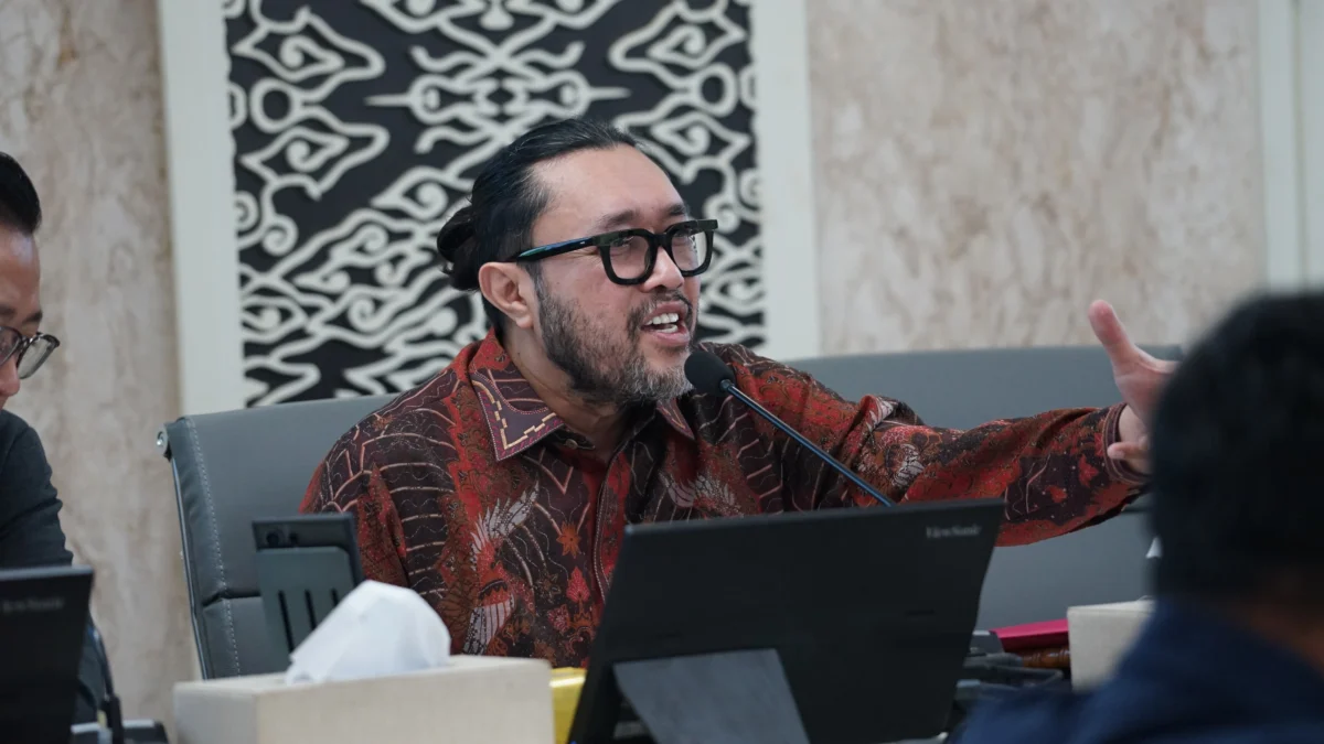 Ono Surono Minta KDM Kembalikan Rp1,7 T Bankeu Kota dan Kabupaten se-Jabar Wakil Ketua DPRD Provinsi Jawa Barat (Jabar) Ono Surono meminta Gubernur Dedi Mulyadi mengembalikan bantuan keuangan (bankeu) untuk kota/kabupaten sebesar Rp1,7 triliun.