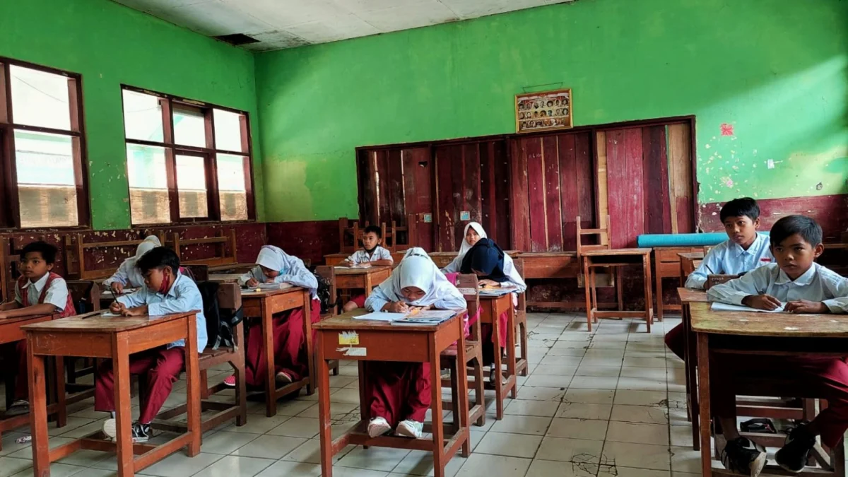MK Ketuk Palu, SD-SMP Negeri dan Swasta Wajib Gratis! SD hingga SMP wajib gratis setelah MK ketuk palu/Foto: Dok Jabar Ekspres/