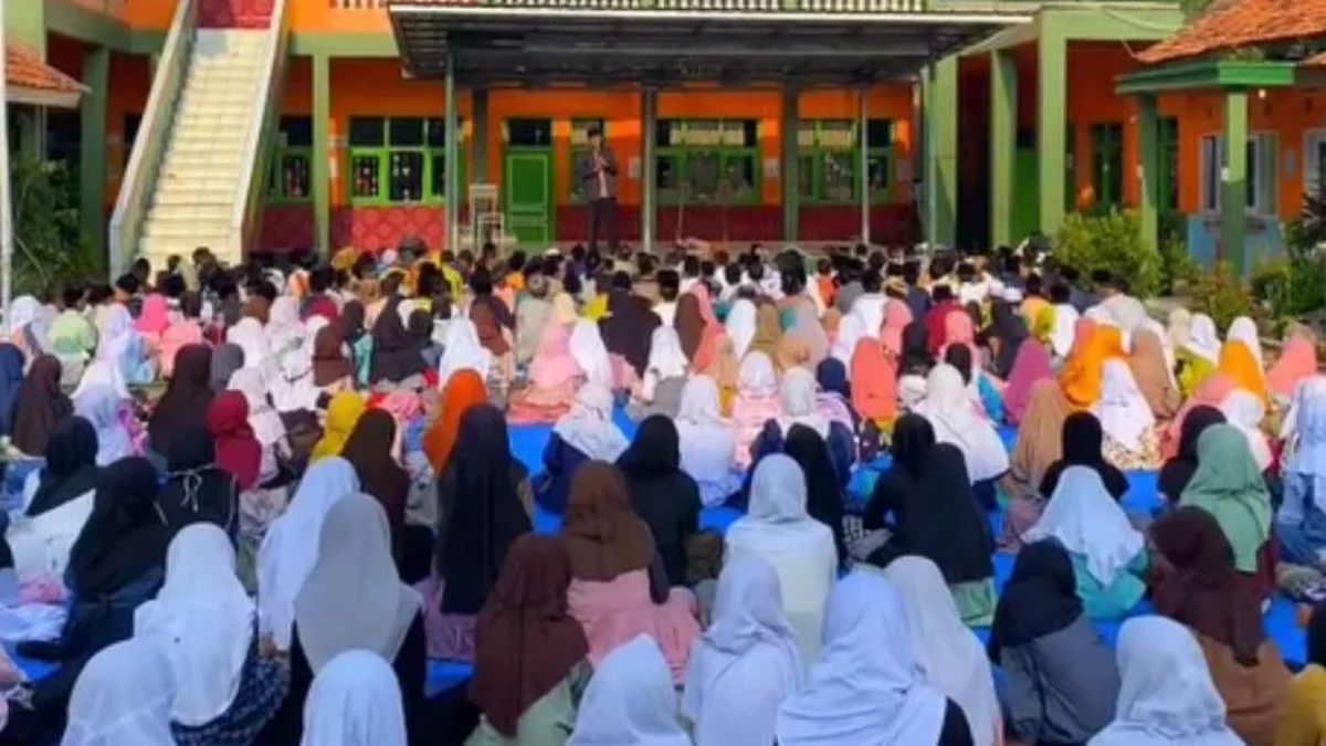 Ilustrasi sejumlah santriwati tengah berkegiatan di lingkungan Pesantren. (Dok Disdik Bandung Barat)