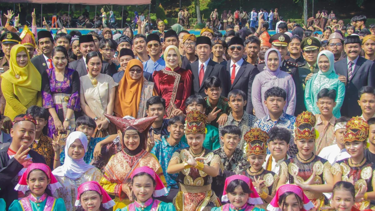 Hardiknas 2025, Dedie Rachim Tegaskan Pendidikan Adil dan Inklusif Wali Kota Bogor, Dedie A. Rachim dan wakilnya Jenal Mutaqin bersama ratusan pelajar usai Upacara Peringatan Hardiknas di Lapangan Sempur, Jumat (2/5). (Yudha Prananda / Jabar Ekspres)