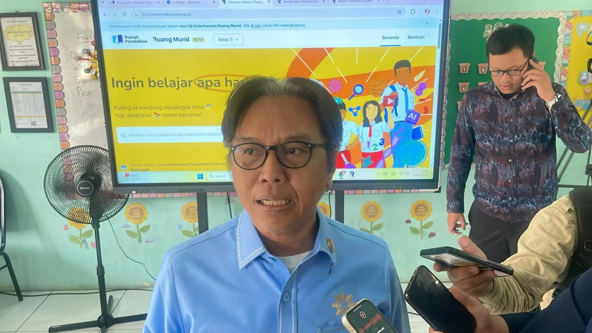 Pemerintah Genjot Pemerataan Akses Pendidikan Lewat Digitalisasi Pembelajaran Muhammad Isra Ramli, Deputi I Bidang Materi Komunikasi dan Informasi Kantor Komunikasi Kepresidenan saat ditemui di Sekolah Dasar Islam Terpadu (SDIT) Persis, Bojongsoang, Kabupaten Bandung, Jumat (2/5/2025). Foto Agi / Jabar Ekspres