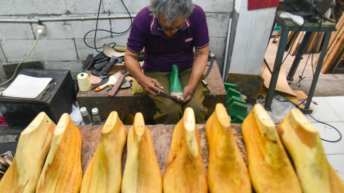 Perajin menyelesaikan produksi sepatu boots di rumah produksi Tegep Boots di Pasirluyu, Kota Bandung. Foto: Dimas Rachmatsyah / Jabar Ekspres