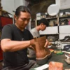 Perajin menyelesaikan produksi sepatu boots di rumah produksi Tegep Boots di Pasirluyu, Kota Bandung. Foto: Dimas Rachmatsyah / Jabar Ekspres