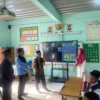 Wakil Menteri Pendidikan Dasar dan Menengah, Atip Latipulhayat, saat mengenalkan Papan Belajar Interaktif atau Smart Board di Sekolah Dasar Islam Terpadu (SDIT) Persis, Bojongsoang, Kabupaten Bandung, Jumat (2/5/2025). Foto Agi / Jabar Ekspres