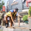 Wakil Wali Kota Cimahi, Adithia Yudhistira saat Turut Membongkar Median Jalan Amir Machmud Cimahi (Doc. Diskominfo Cimahi)