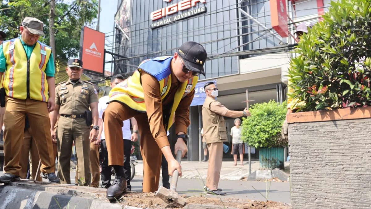 Wakil Wali Kota Cimahi, Adithia Yudhistira saat Turut Membongkar Median Jalan Amir Machmud Cimahi (Doc. Diskominfo Cimahi)