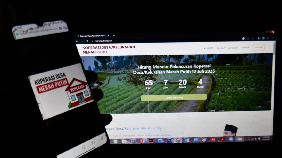 Ilustrasi: Seorang warga menunjukan laman koperasi merah putih, Rabu (7/5). Foto: Dimas Rachmatsyah / Jabar Ekspres