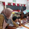 Sejumlah siswa SD tengah mengikuti kegiatan belajar mengajar (KBM). (Mong / Jabar Ekspres)