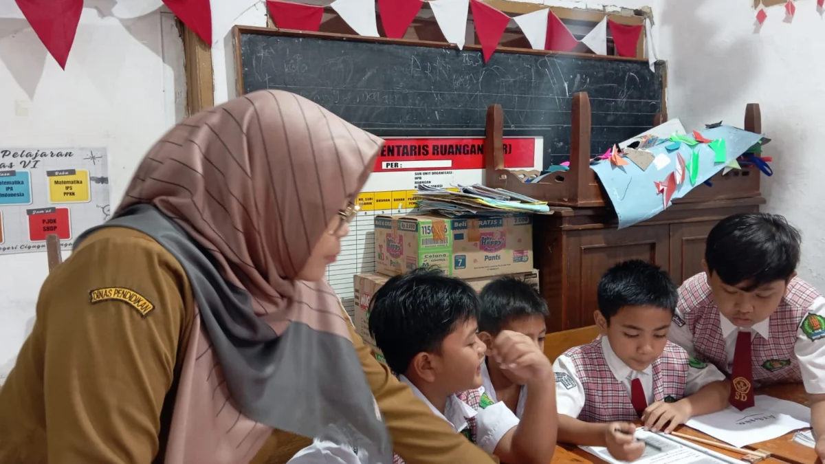 Larangan Penggunaan HP di Sekolah Dinilai Efektif, Anak Jadi Aktif Sosialisasi dan Belajar Sejumlah siswa SD tengah mengikuti kegiatan belajar mengajar (KBM). (Mong / Jabar Ekspres)