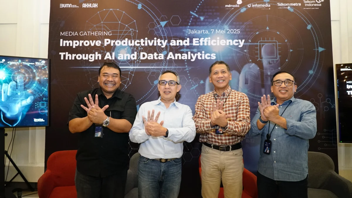 (kiri ke kanan) Direktur Operation dan Sales MDMedia Pujo Pramono, Direktur Utama Infomedia Eddy Sofryano, CEO TelkomMetra Pramasaleh Haryo Utomo, dan VP Corporate Communication Telkom Andri Herawan Sasoko saat foto bersama pada acara Media Gathering “Improve Productivity and Efficiency Through AI and Data Analytics” di Jakarta, pada Rabu (7/5).