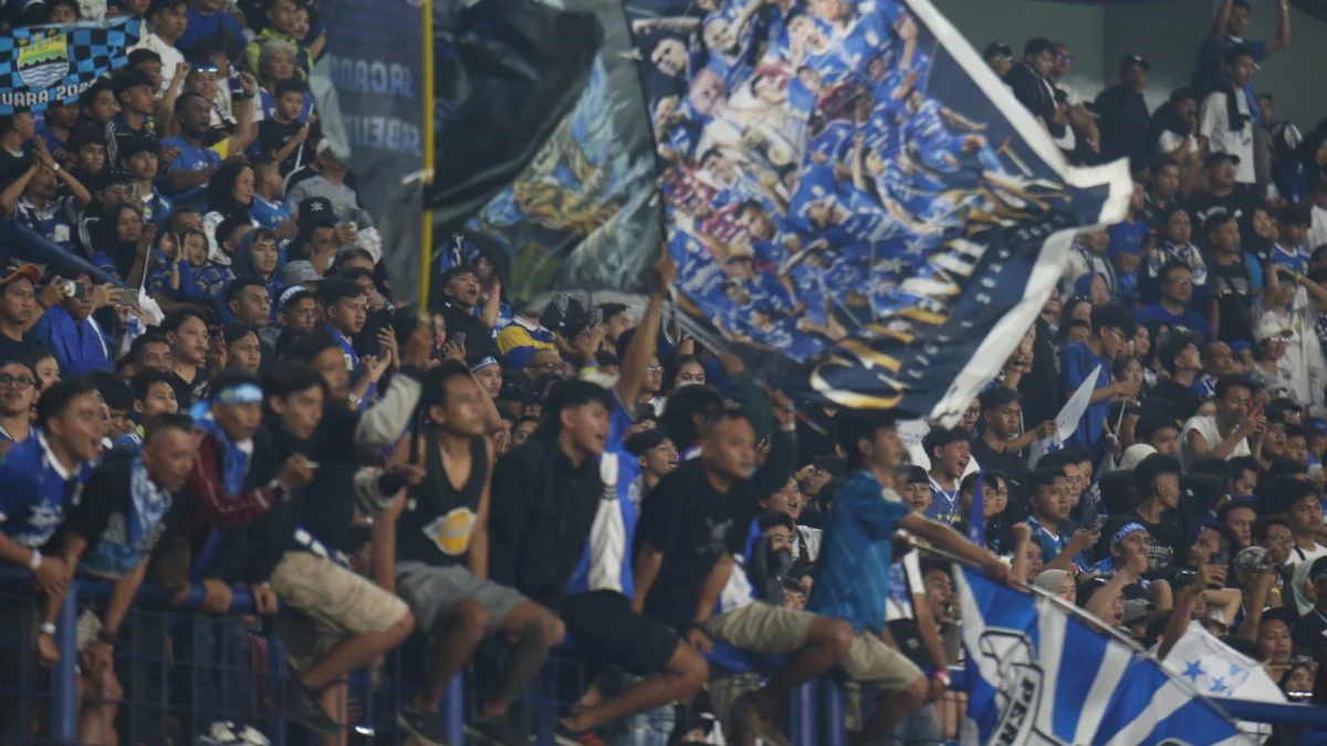 Potret Bobotoh yang hadir pada malam perayaan penting di GBLA. Kontra Barito Putera, jadi pertandingan perdana Maung Bandung setelah dinobatkan sebagai kampiun Liga 1 Musim 2024/2025.