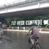 Seorang Pesepeda Melewati Flyover Cimindi.(Mong / Jabar Ekspres)
