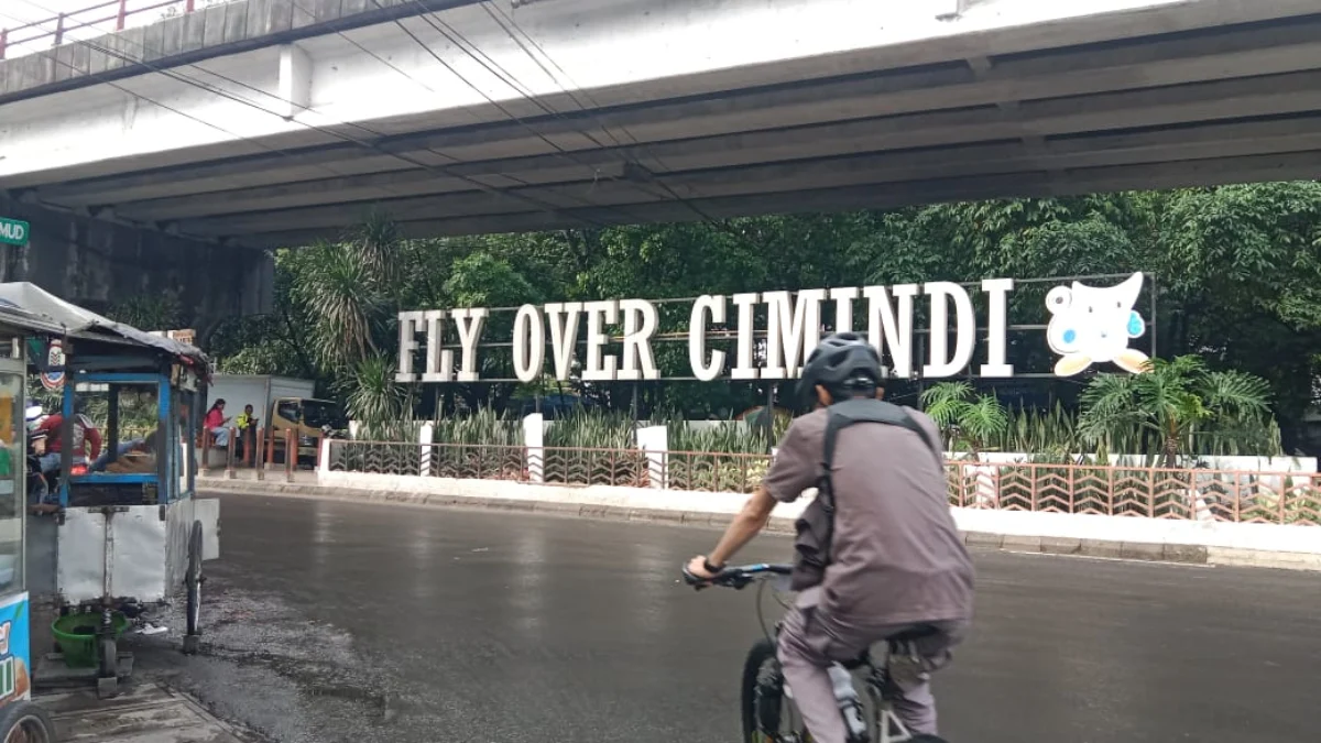 Seorang Pesepeda Melewati Flyover Cimindi.(Mong / Jabar Ekspres)