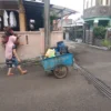Seorang Petugas Pengangkut Sampah di Desa Sariwangi. (Mong / Jabar Ekspres)