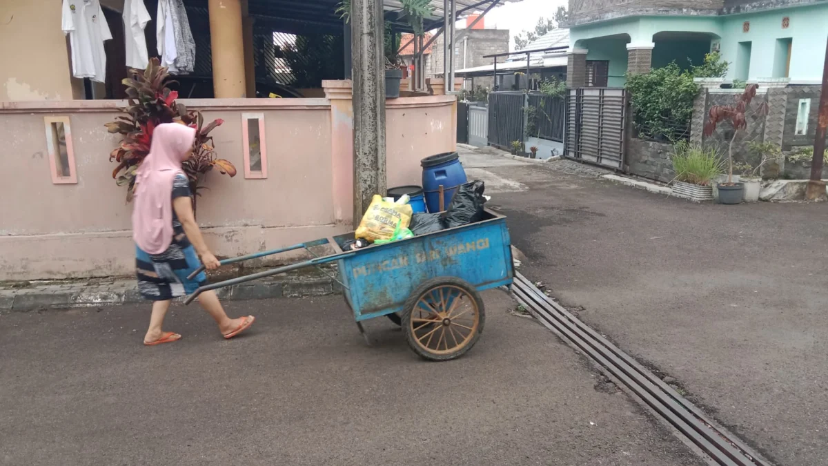 Meski Tuai Pro-kontra, Warga Sariwangi Ingin Gabung Cimahi, Keluhkan Sampah dan Infrastruktur Mangkrak di KBB Seorang Petugas Pengangkut Sampah di Desa Sariwangi. (Mong / Jabar Ekspres)