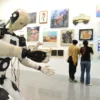 Pengunjung melihat karya seni di pameran Senang Bersamamu di Bale Paragon Selasar Sunaryo Art Space, Kota Bandung, Senin (12/5). Foto: Dimas Rachmatsyah / Jabar Ekspres
