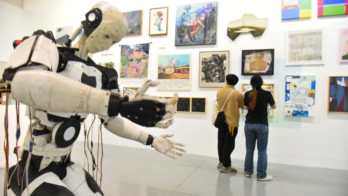 Pengunjung melihat karya seni di pameran Senang Bersamamu di Bale Paragon Selasar Sunaryo Art Space, Kota Bandung, Senin (12/5). Foto: Dimas Rachmatsyah / Jabar Ekspres