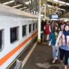 Penumpang berjalan keluar dari gerbong kereta api di Stasiun Bandung, Kota Bandung, Senin (12/5). Foto: Dimas Rachmatsyah / Jabar Ekspres