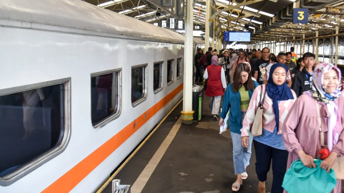 Penumpang berjalan keluar dari gerbong kereta api di Stasiun Bandung, Kota Bandung, Senin (12/5). Foto: Dimas Rachmatsyah / Jabar Ekspres