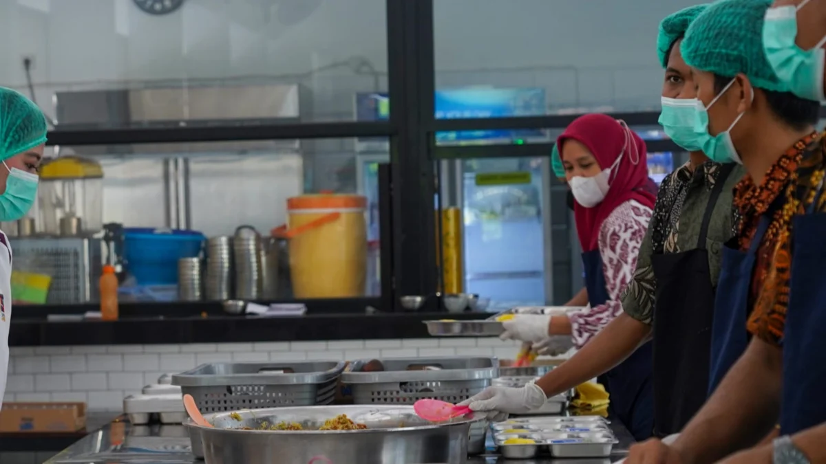 Pemkab Bogor Pastikan Keamanan Dapur SPPG Lewat Sertifikasi dan Inspeksi Ilustrasi: Dapur SPPG di Sekolah Bosowa Bina Insani, Kota Bogor. (Yudha Prananda / Jabar Ekspres)