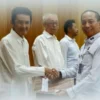 Kepala Kantor Wilayah Direktorat Jenderal Pemasyarakatan Jawa Barat, Kusnali (kanan) menyerahkan remisi. (Son / Jabar Ekspres)